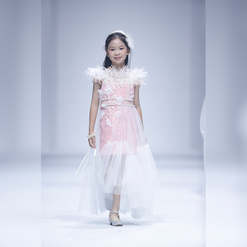 红鼓小女孩香风走秀礼服公主图片