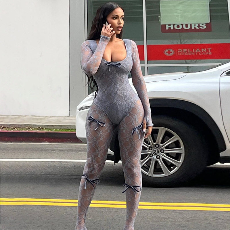 Women tight fitting long sleeved lace jumpsuit紧身蕾丝连体衣