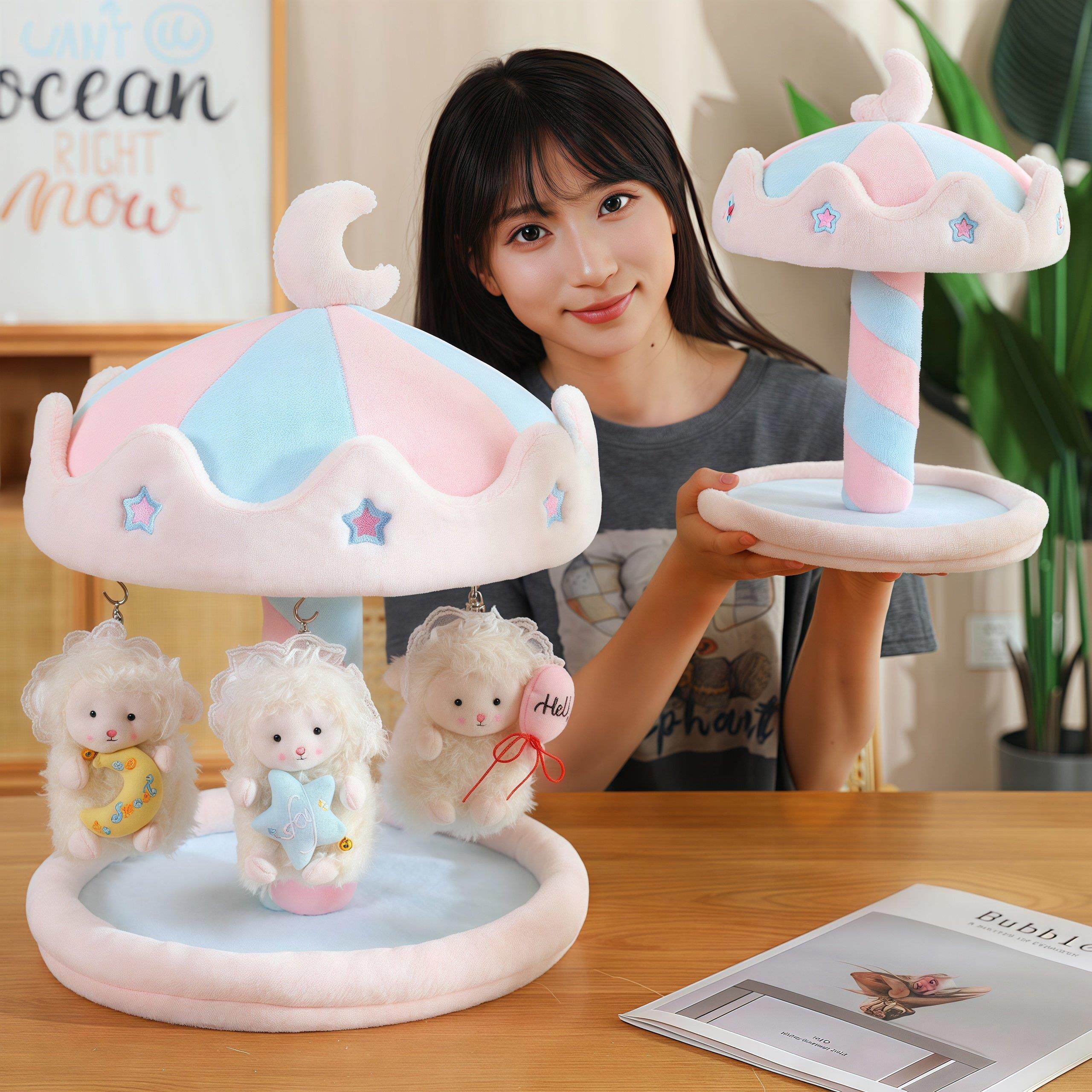 HelloKitty挂件公仔收纳旋转木马旋转娃屋毛绒玩具收纳盒礼物摆件