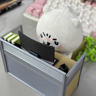 牛马桌迷你微缩工位办公桌模型摆件10cm棉花娃娃娃屋造景场景道具