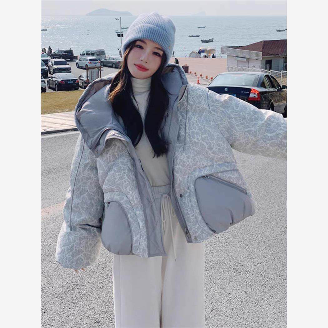 灰蓝色短款印花羽绒服女