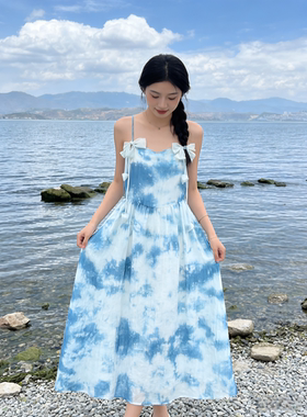 扎染白色细绳吊带连衣裙女2026夏季新款小个子松紧腰显瘦过膝长裙