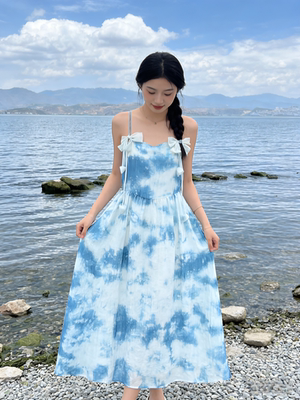扎染白色细绳吊带连衣裙女2026夏季新款小个子松紧腰显瘦过膝长裙