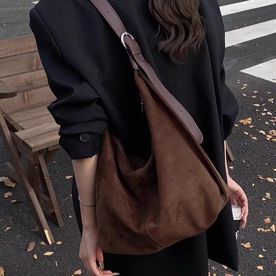 Paopaoroll慵懒风麂皮绒包包女式2025新款松弛感腋下包通勤斜挎包