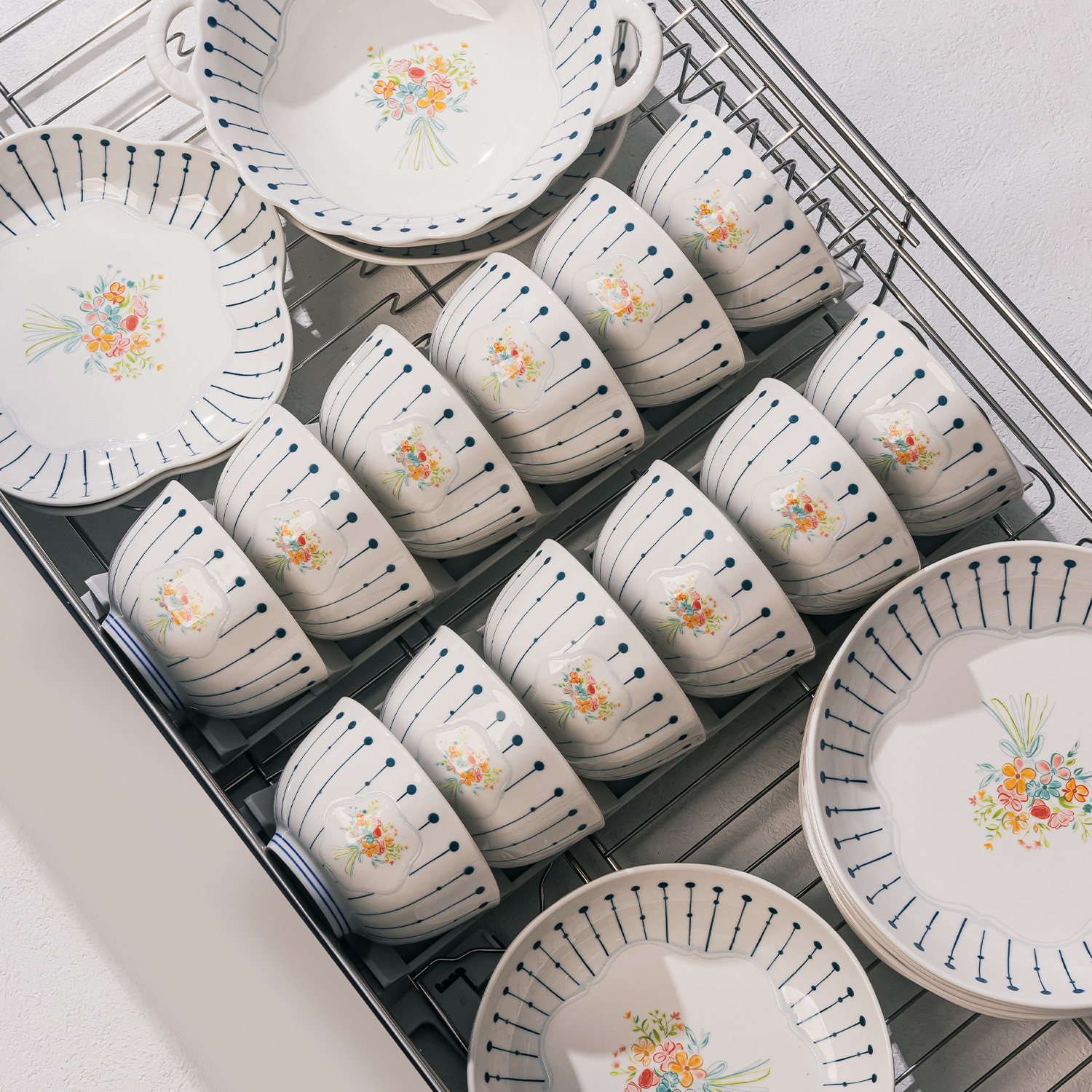 碗盘套装家用2025新款高颜值釉下彩陶瓷碗碟碗筷餐具套装新婚礼物