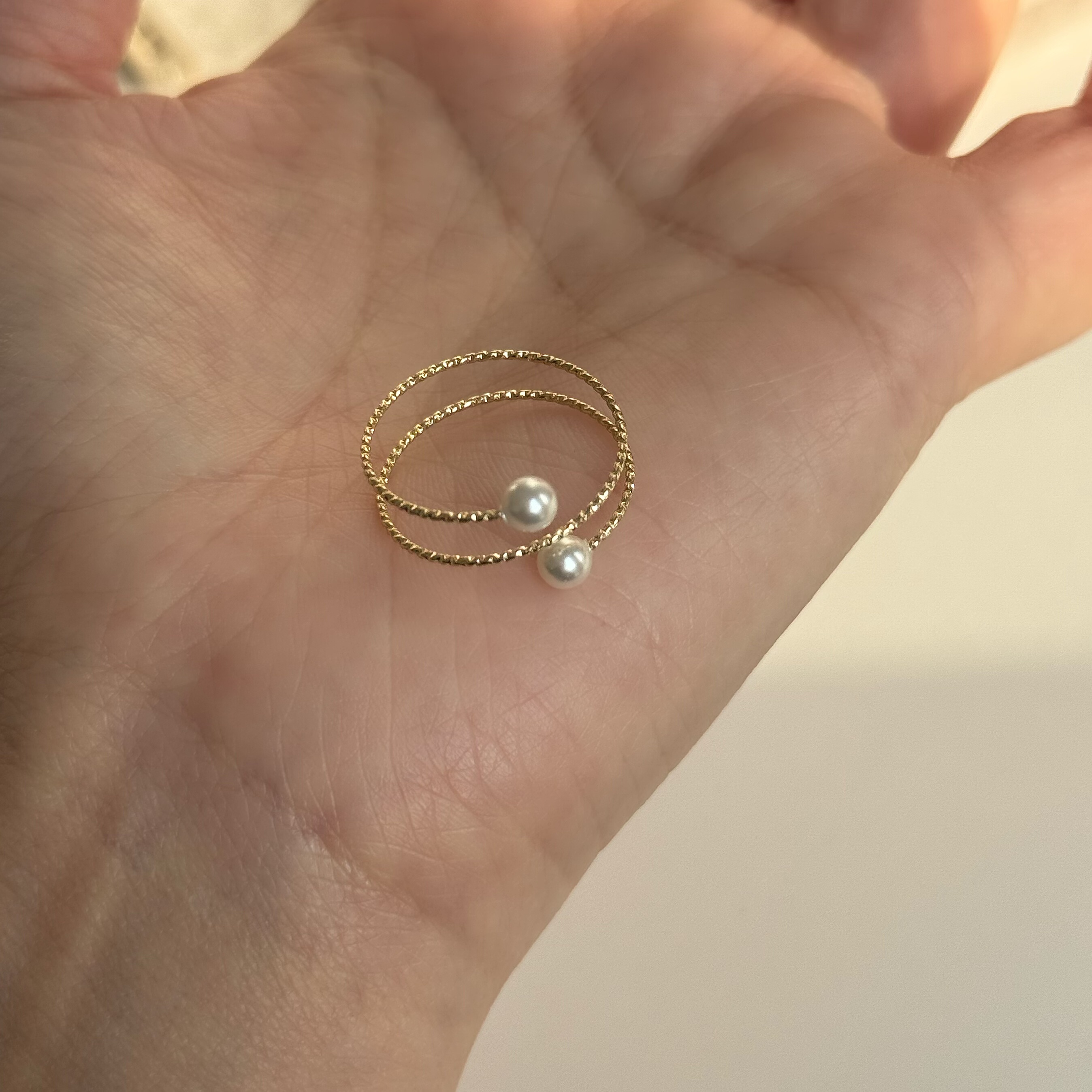 极细小众设计双层施家珍珠戒指气质个性通勤叠戴指环金色开口戒女