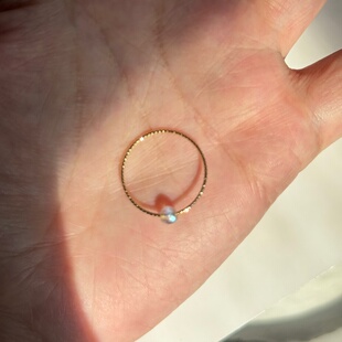 极细简约小众设计天然灰月光石戒指个性通勤叠戴批花指环女淡金色