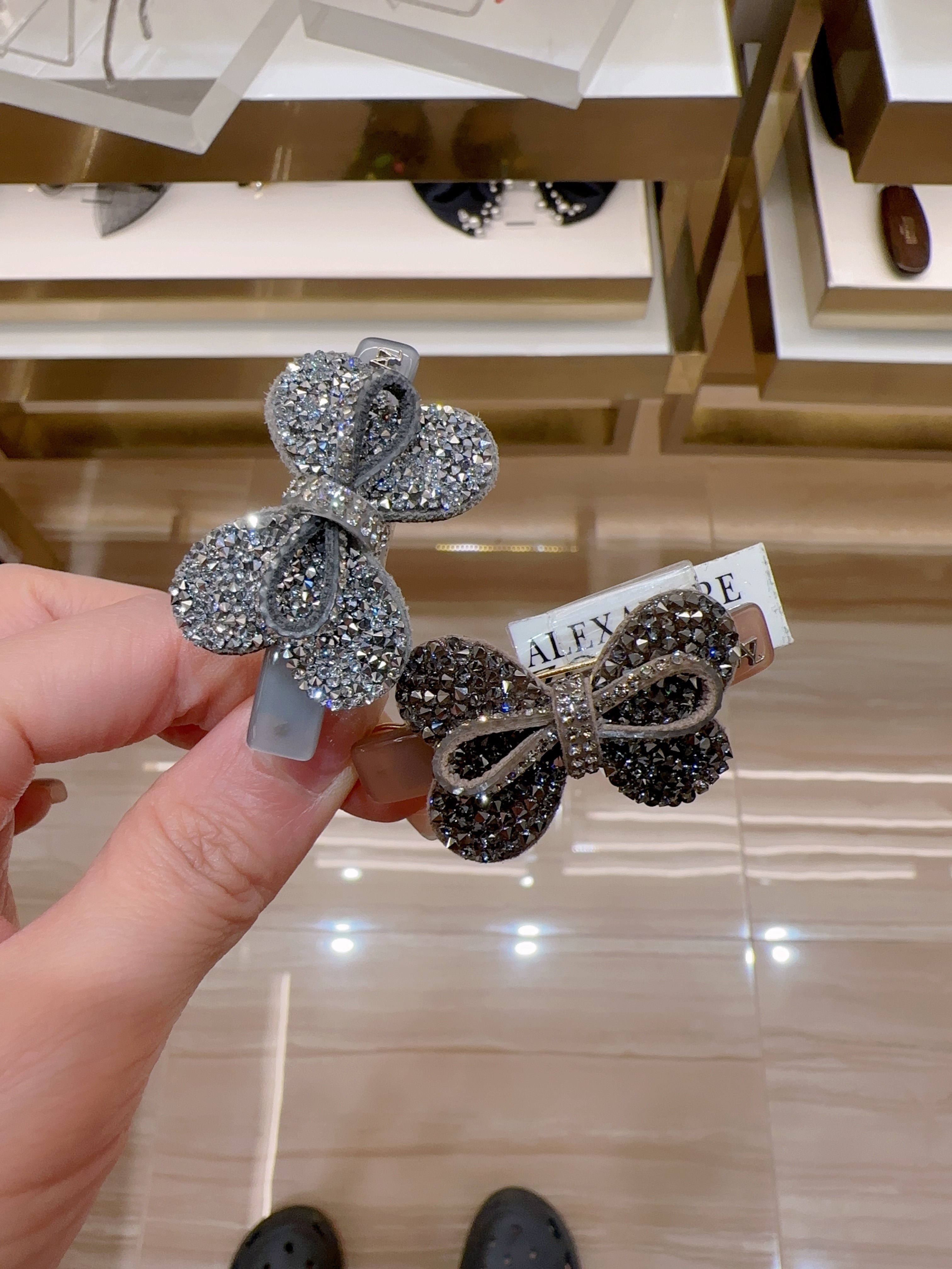 alexandrezouari亚历山大施华利发饰真皮水钻蝴蝶结刘海边夹2色