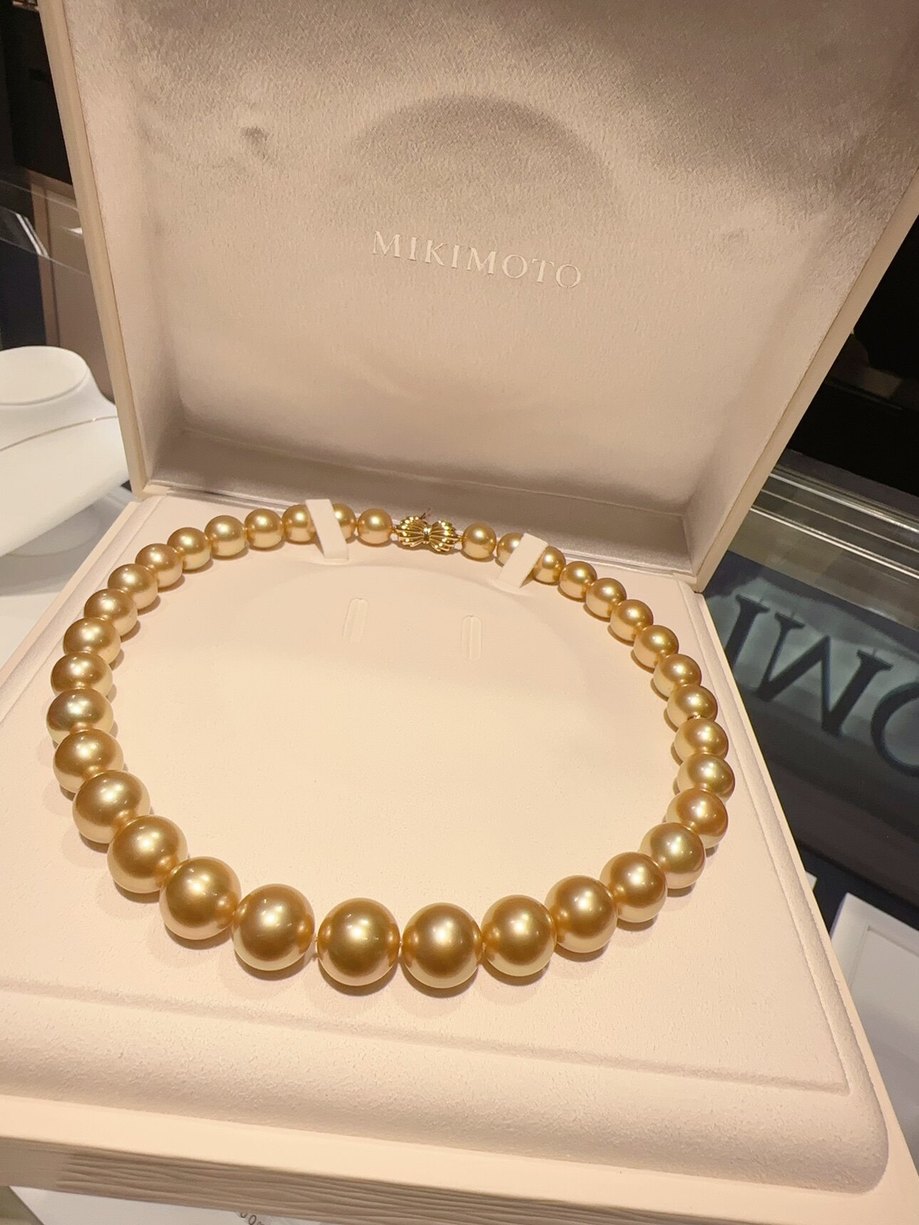 香港MIKIMOTO御木本18k金扣一条浓金的南洋金珠项链伴绿彩12-14.7