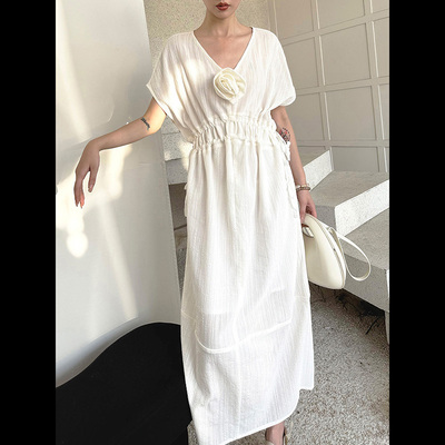 手工花朵暗纹压绉V领收腰连衣裙