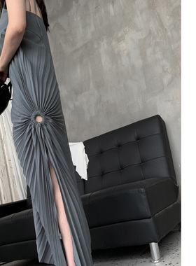 【LAMBO独家】光芒放射式立体百褶 抽绳 吊带显瘦长连衣裙