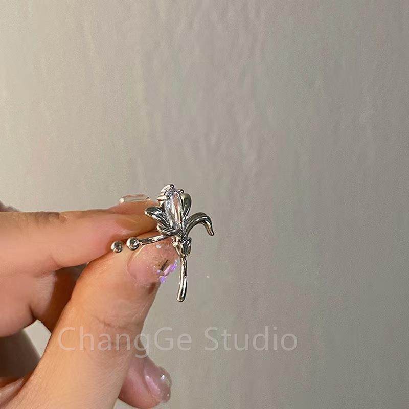 ChangGe Studio 2025新款超仙森系花朵锆石耳骨夹女气质小众设计