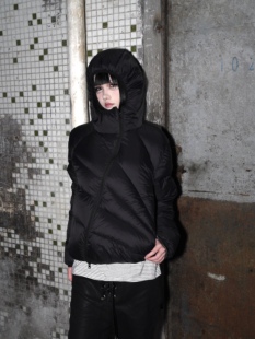 「Ueshima」放射线轻量化90绒排骨斜拉链解构轻薄连帽正肩羽绒服