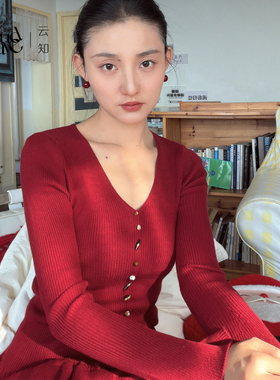 云知V领红色针织开衫女2025新款珍珠扣修身显瘦毛衣内搭长袖上衣