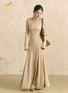 云知秋冬新款打底针织长裙v领长袖保暖连衣裙女轻奢高级感大摆裙