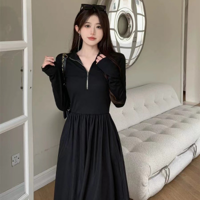 小众气质感长袖连衣裙2025早秋显瘦黑色a字裙冬天配大衣打底裙