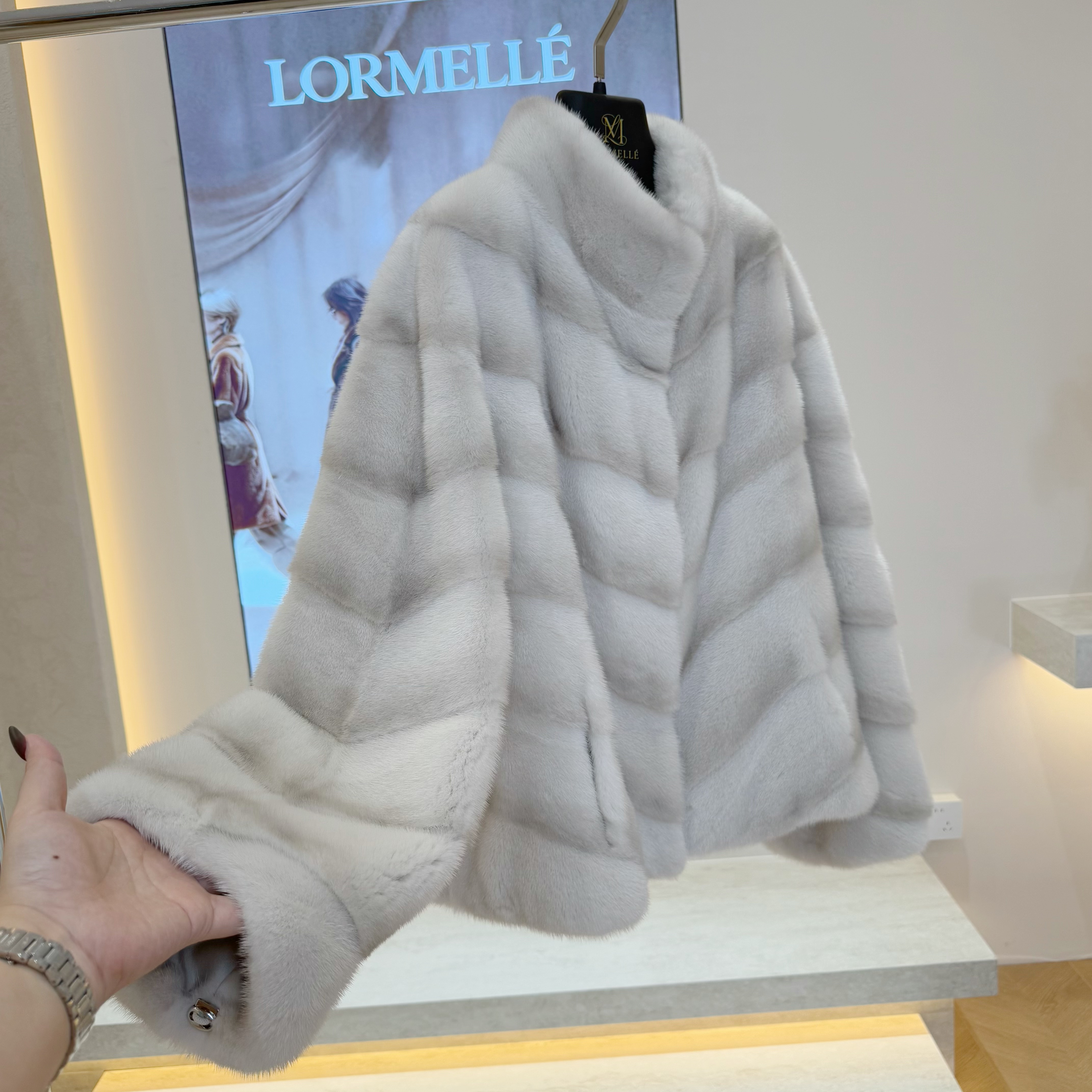 LORMELLE珞媄「塞纳」斜排立领飞袖宽松水貂皮外套淡紫抽绳98101