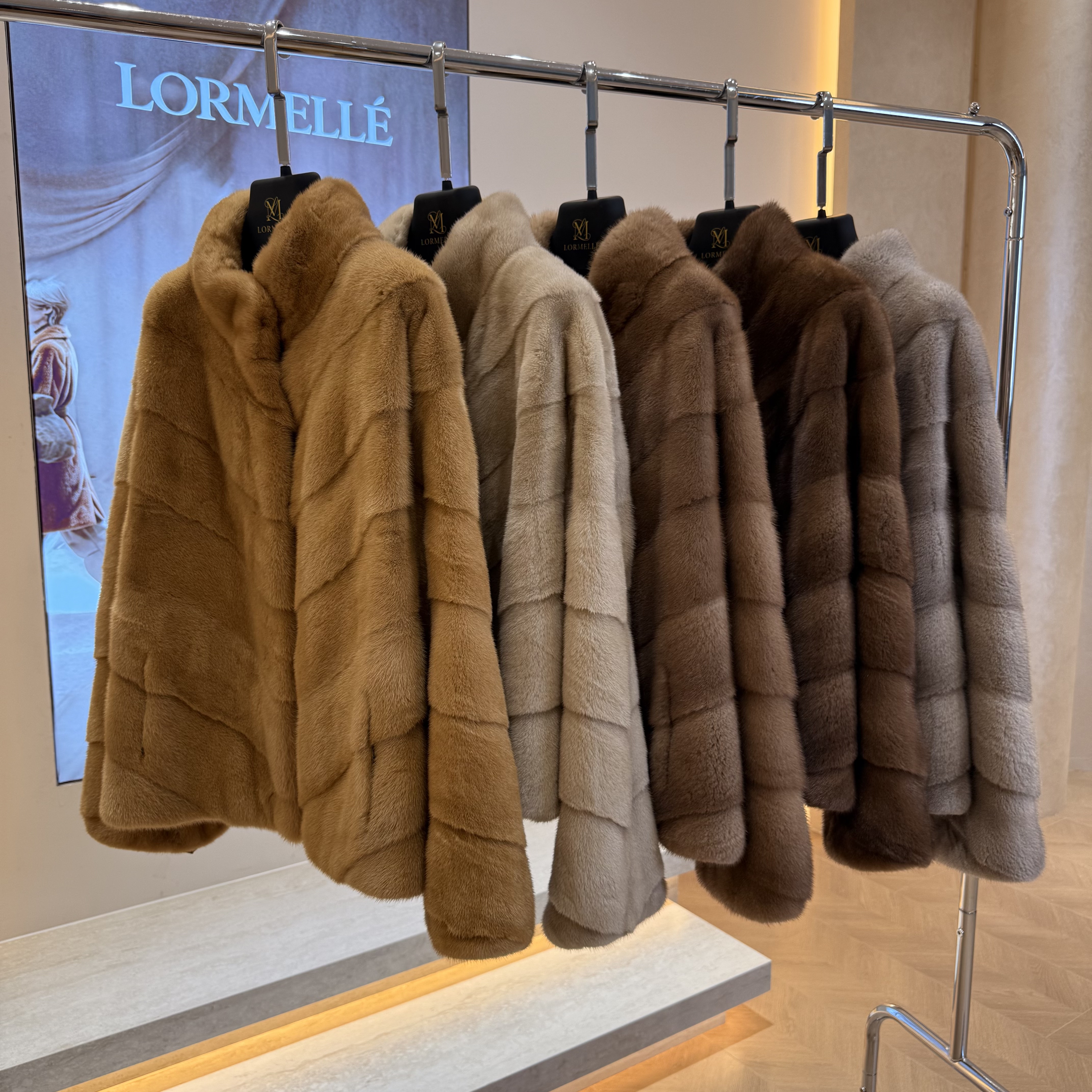 LORMELLE珞媄「小飞侠」进口天鹅绒立领斜排女士水貂外套98101