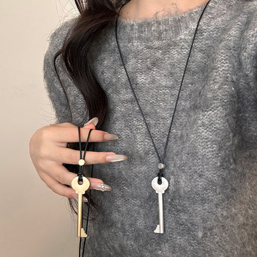 2025新款复古皮质钥匙吊坠项链