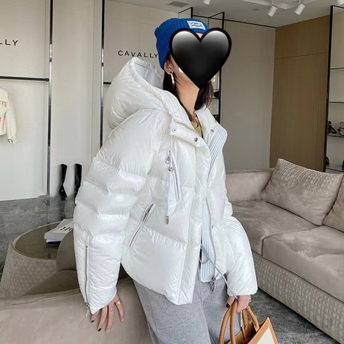 小景白鹅绒短款连帽亮面羽绒服