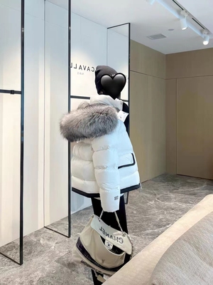 小景鹅绒银狐领撞色边短款羽绒服