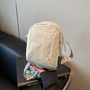 休闲尼龙帆布小包包女2025新款轻便旅行斜挎包外出运动散步手机包