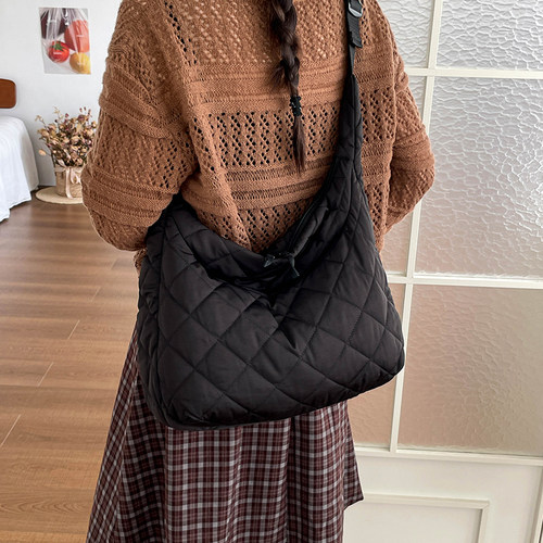 松弛感云朵包秋冬轻便斜挎羽绒包