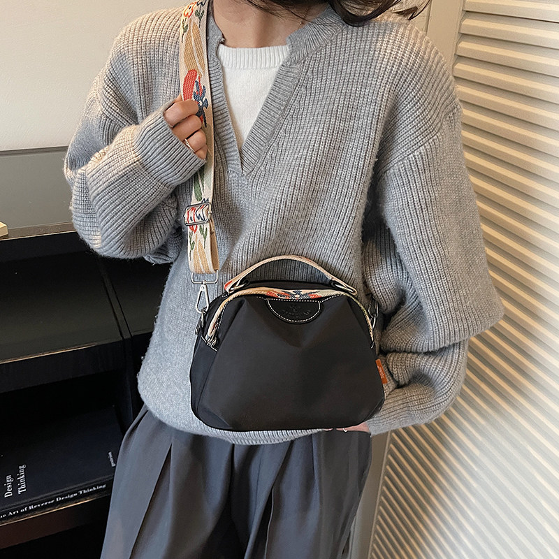 多隔层牛津布贝壳包女2025新款轻便斜挎小包外出妈咪包通勤手拎包,箱包皮具/热销女包/男包,通用款女包,淘宝优惠券,粉丝福利购,淘宝优惠卷