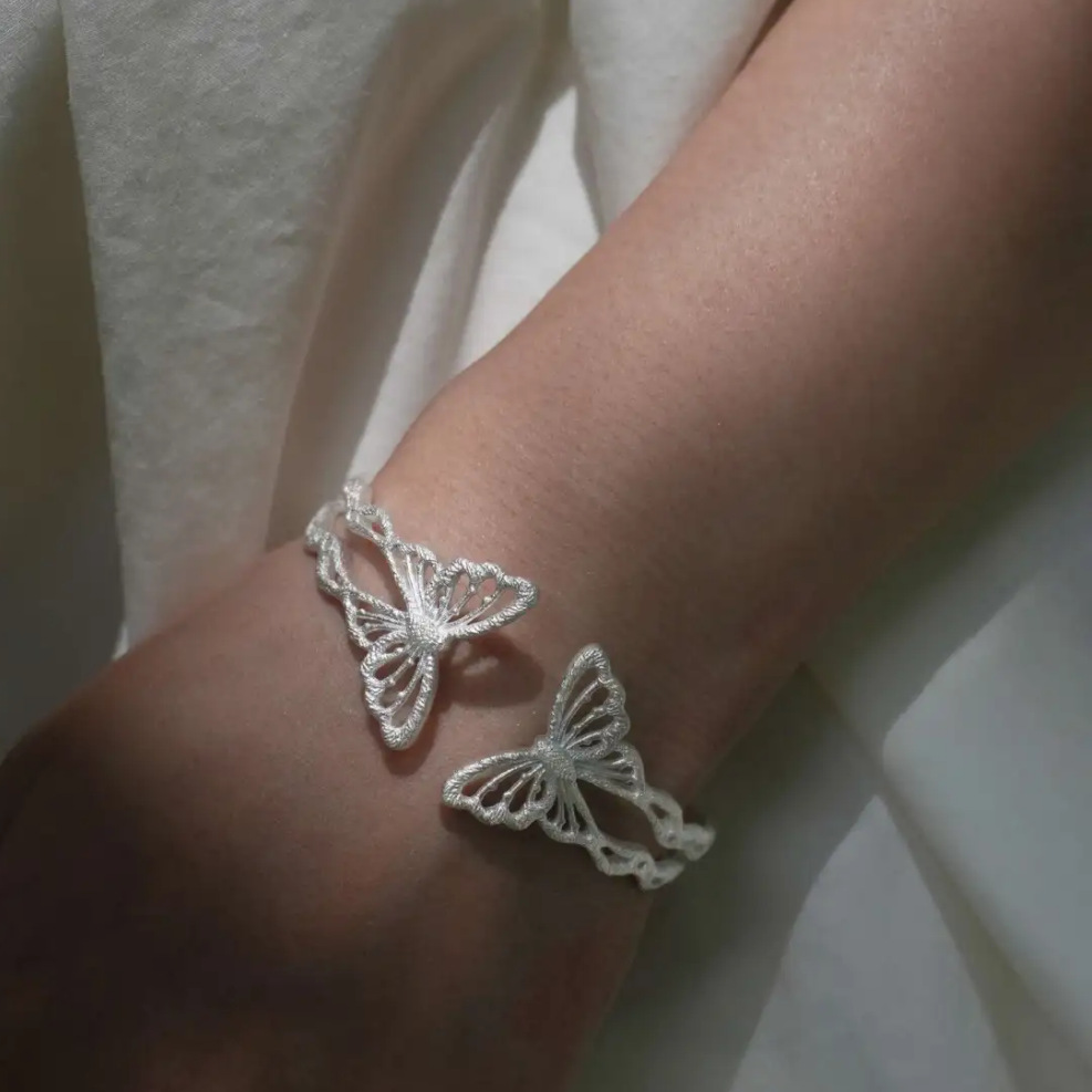 法式复古蕾丝蝴蝶手镯女清冷感镂空设计文艺气质蝴蝶开口调节手饰