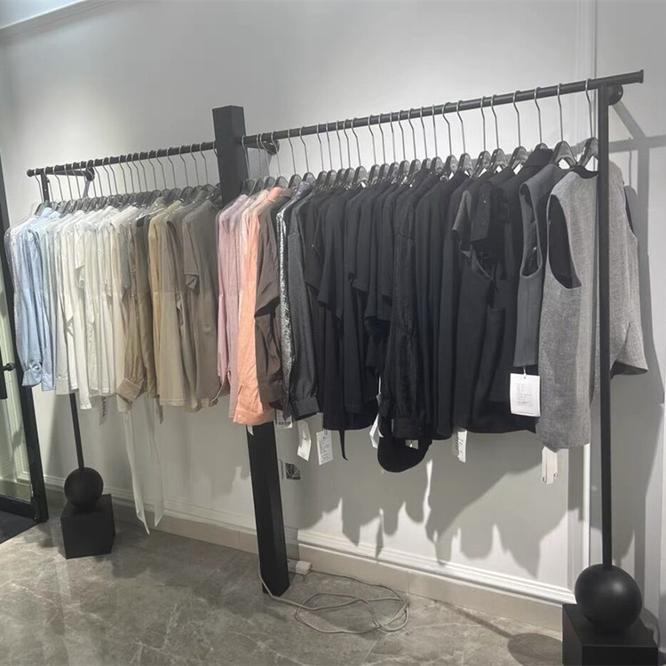 服装店展示架上墙壁挂女装挂衣架