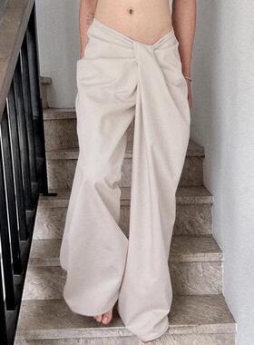 Low waisted wide leg pants with a sense of drape