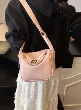 2025年新款女包休闲百搭斜挎包纯色手提水桶包今年流行小众包包