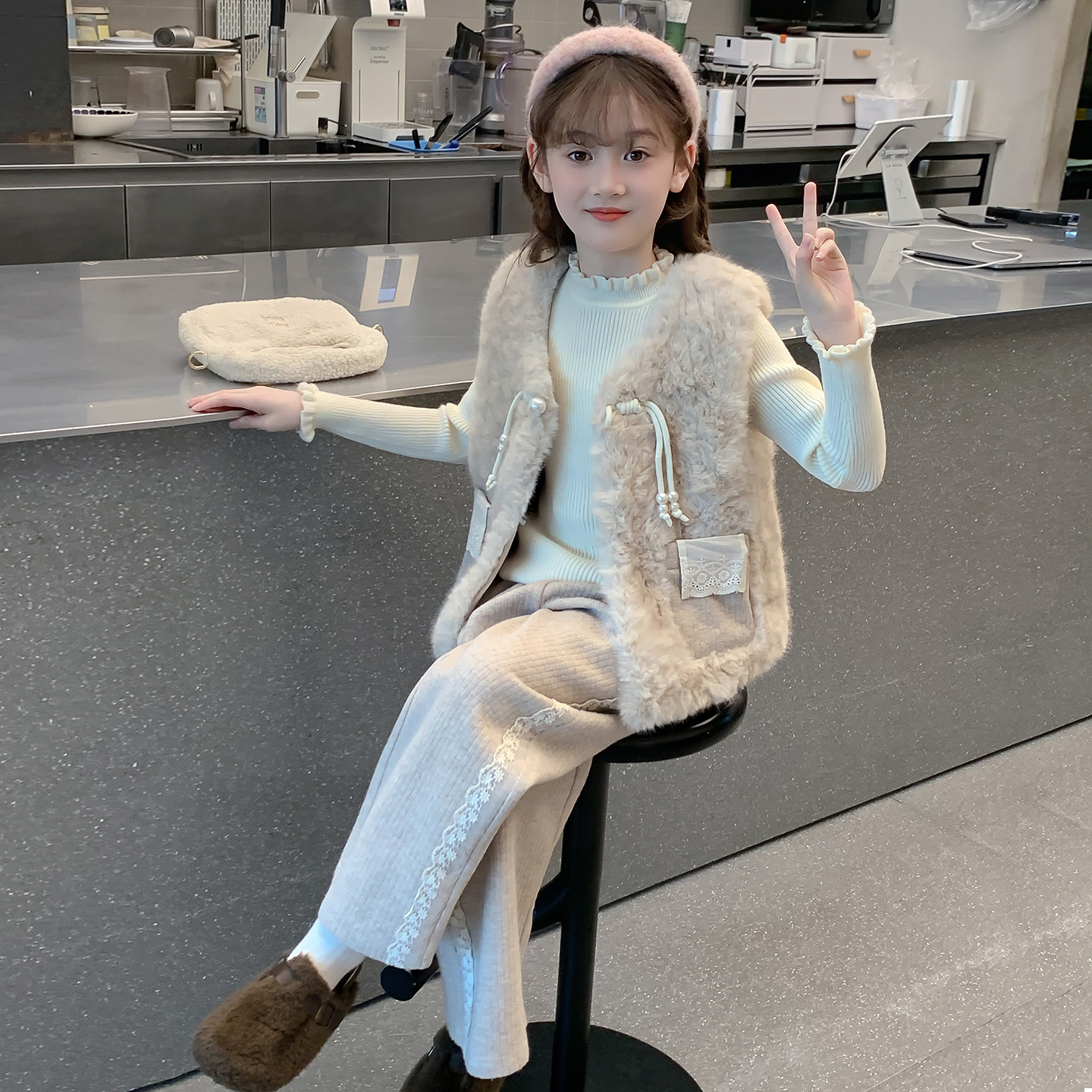 女童套装秋冬款2025新款儿童洋气时髦小香风加绒女孩冬装三件套厚