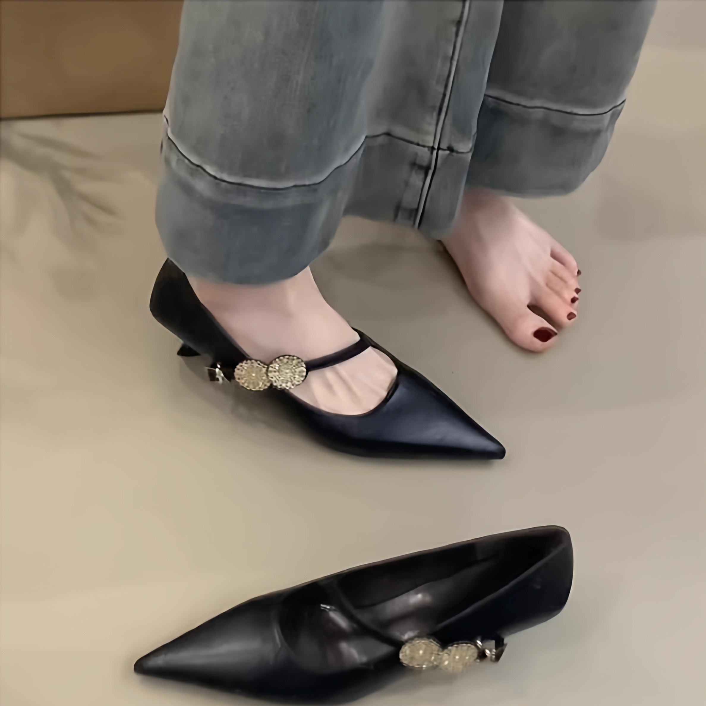 羊皮版~尖头气质金属扣一字带高跟鞋浅口低跟法式通勤黑色单鞋女