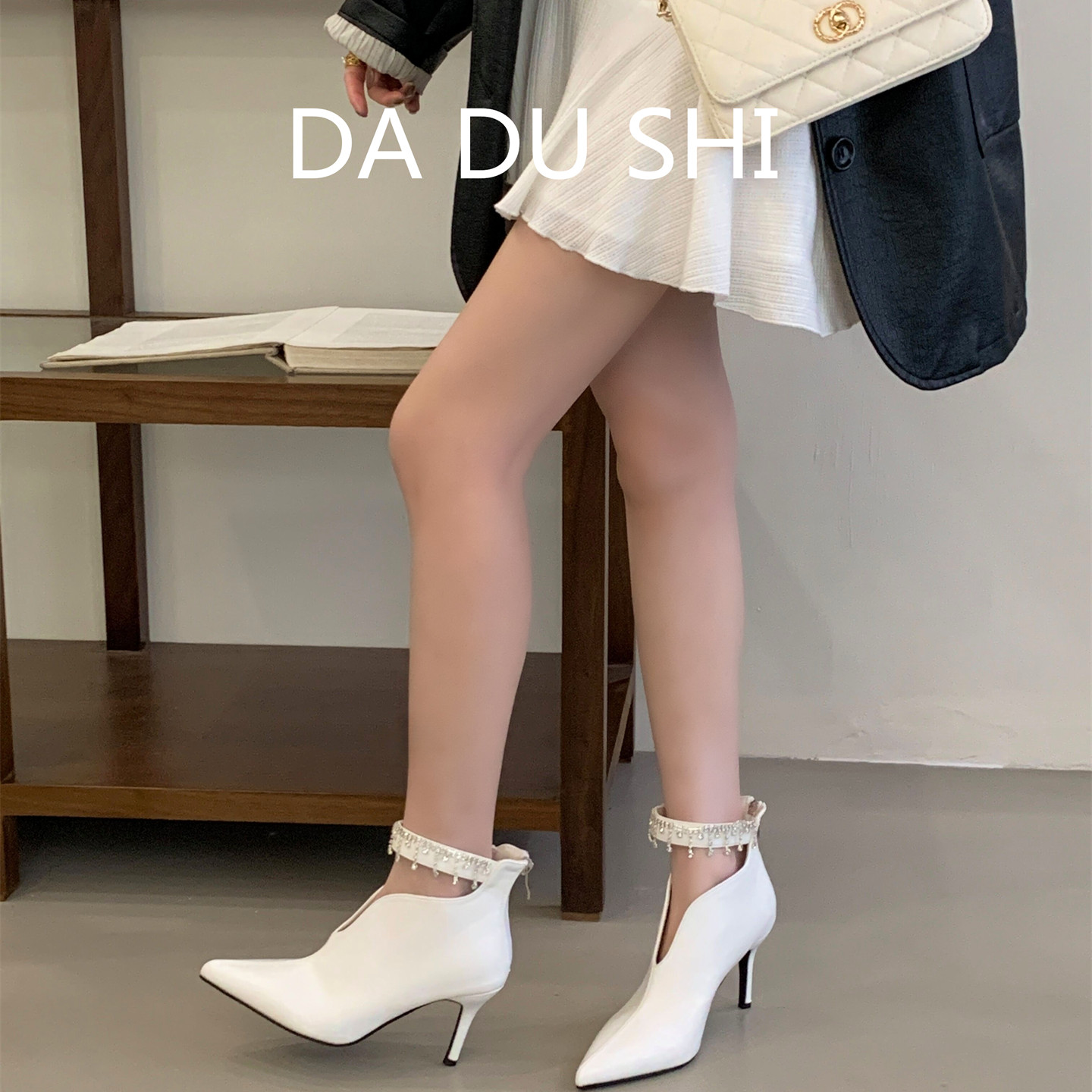 水钻流苏尖头短靴女细跟