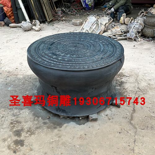 大型壮族特色铜鼓定制户外广西民族腰鼓景观做旧战鼓黄铜浮雕鼓面