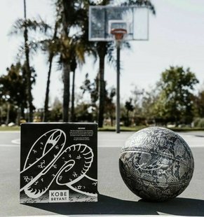 Kobe 正品 Bryant Spalding 斯伯丁科比纪念限量蛇纹7号标准篮球