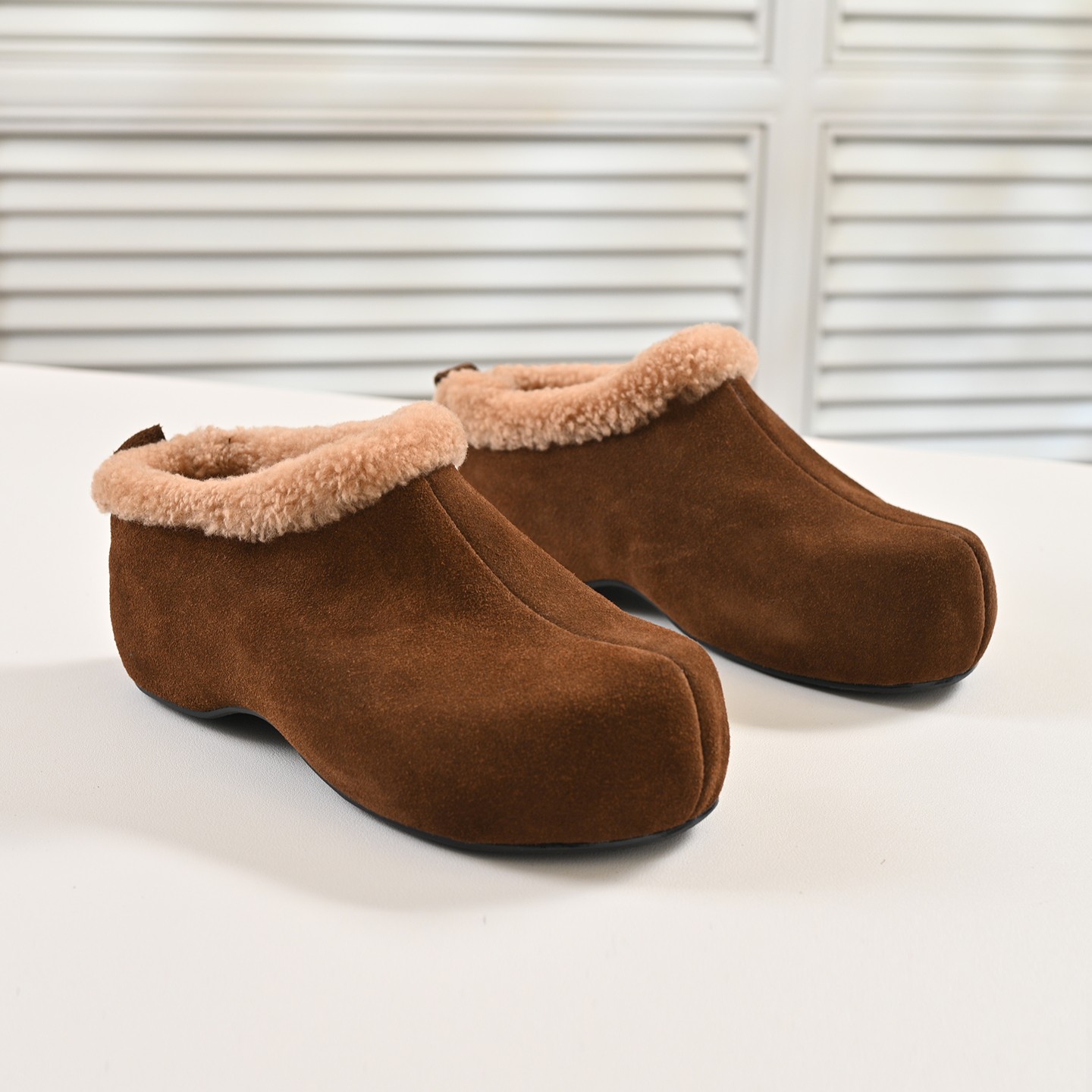 步享棕色圆头中跟包头半拖鞋复古