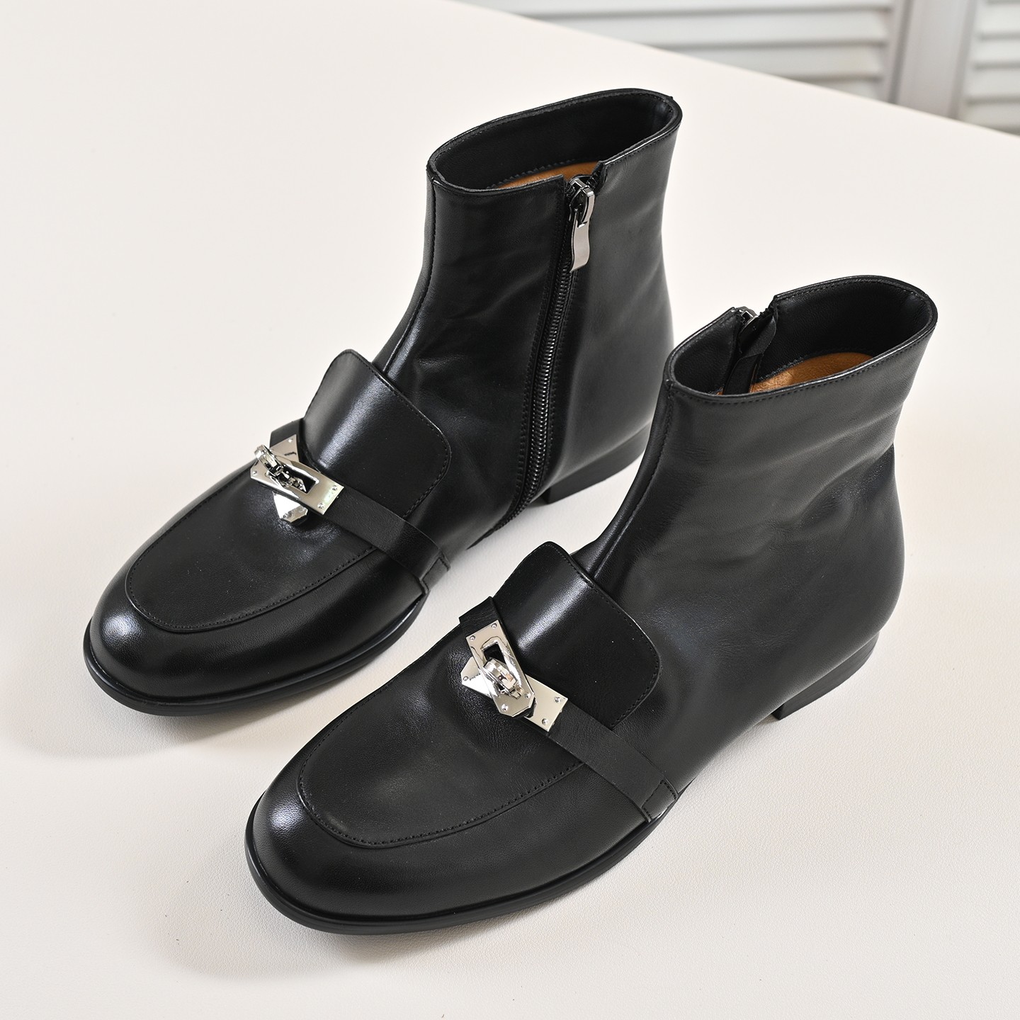 步享黑色金属扣平底短靴2025新款