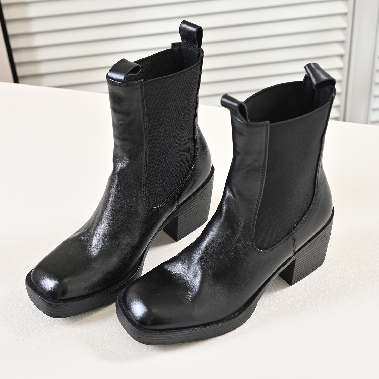 步享黑色方头高跟短靴女2025新款