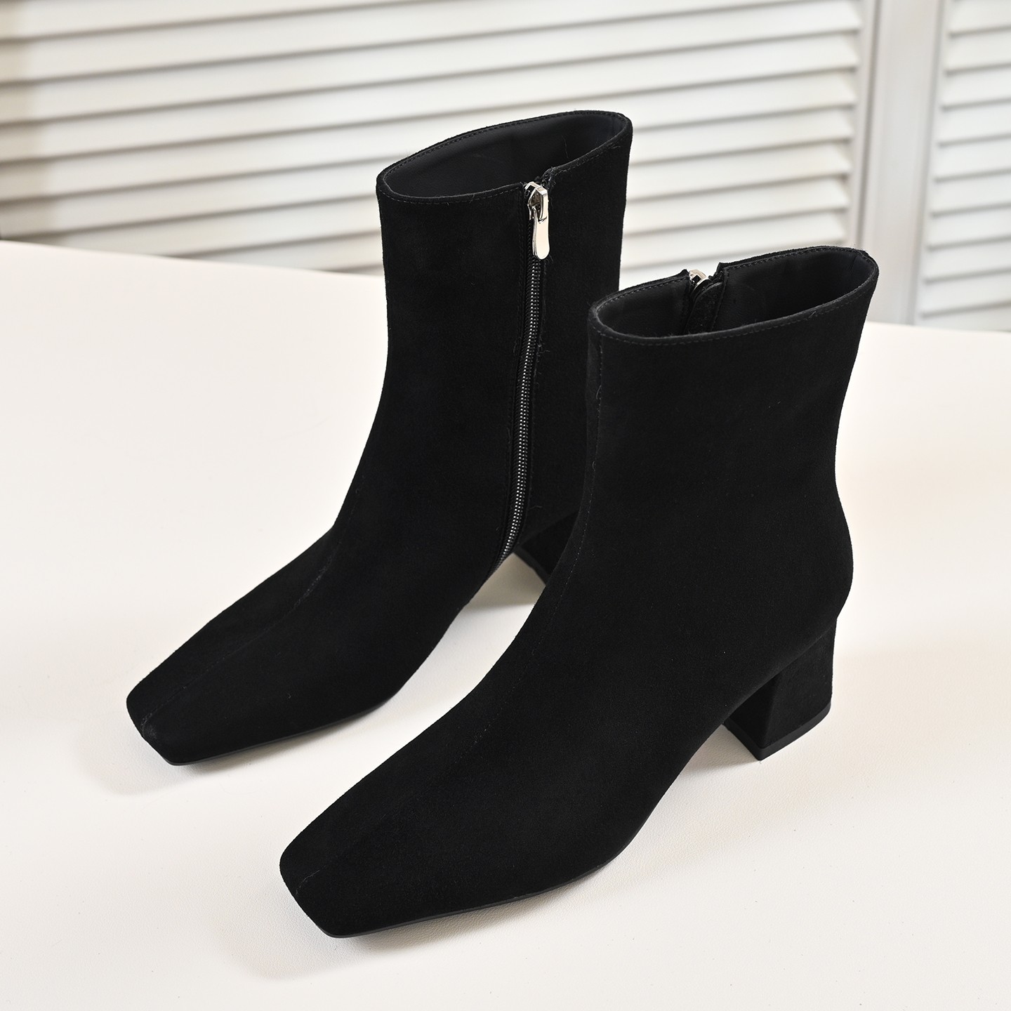 步享黑色方头羊翻皮短靴2025新款