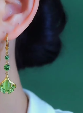 绿色高级感锆石银杏叶耳扣耳环洋气百搭度假风气质温柔新中式耳饰