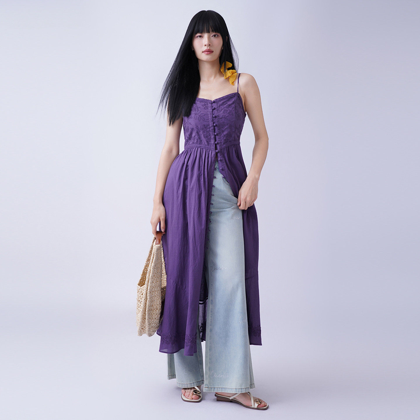 芭依璐2026夏季新款吊带连衣裙女时尚简约绣花a字设计感显瘦长裙