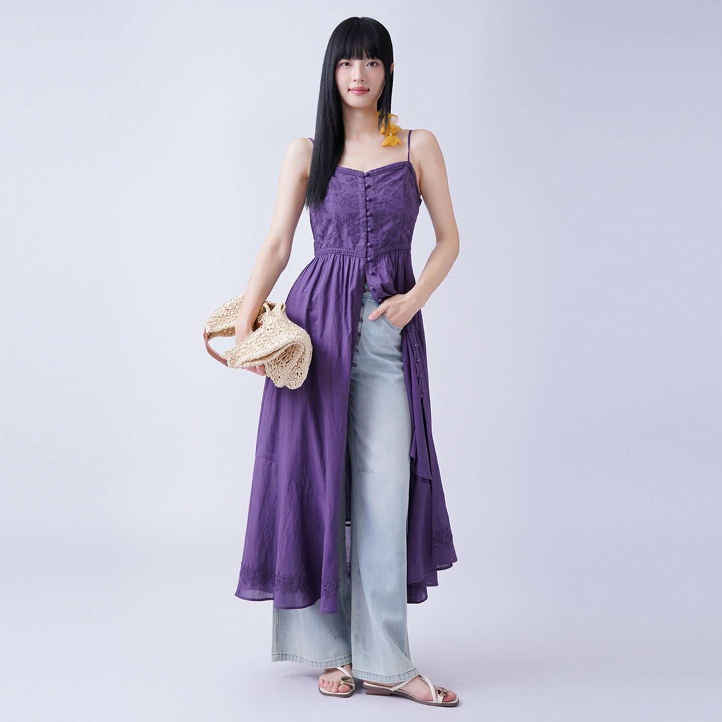 芭依璐2026夏季新款吊带连衣裙女时尚简约绣花a字设计感显瘦长裙