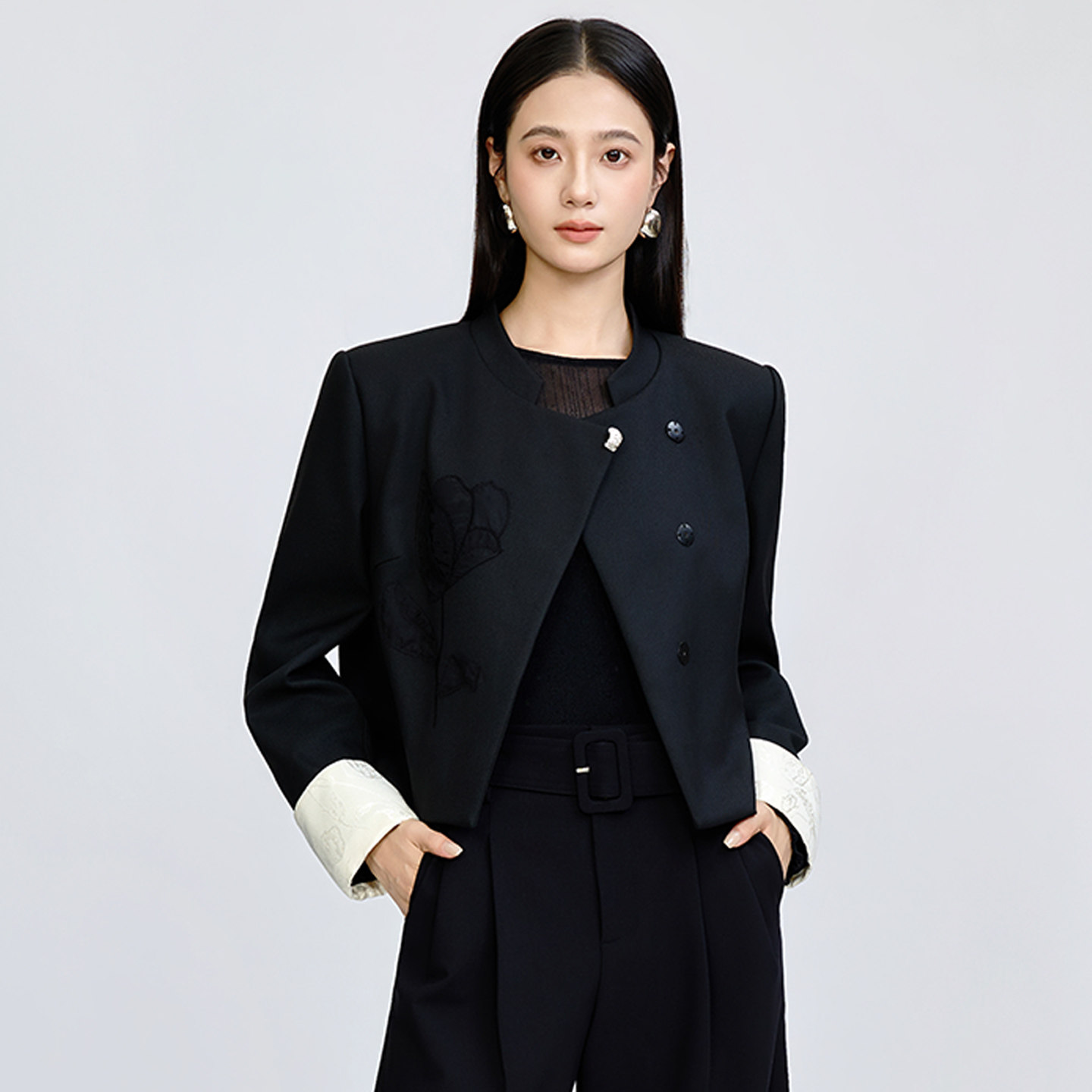 单排扣小立领外套花朵绣花装饰