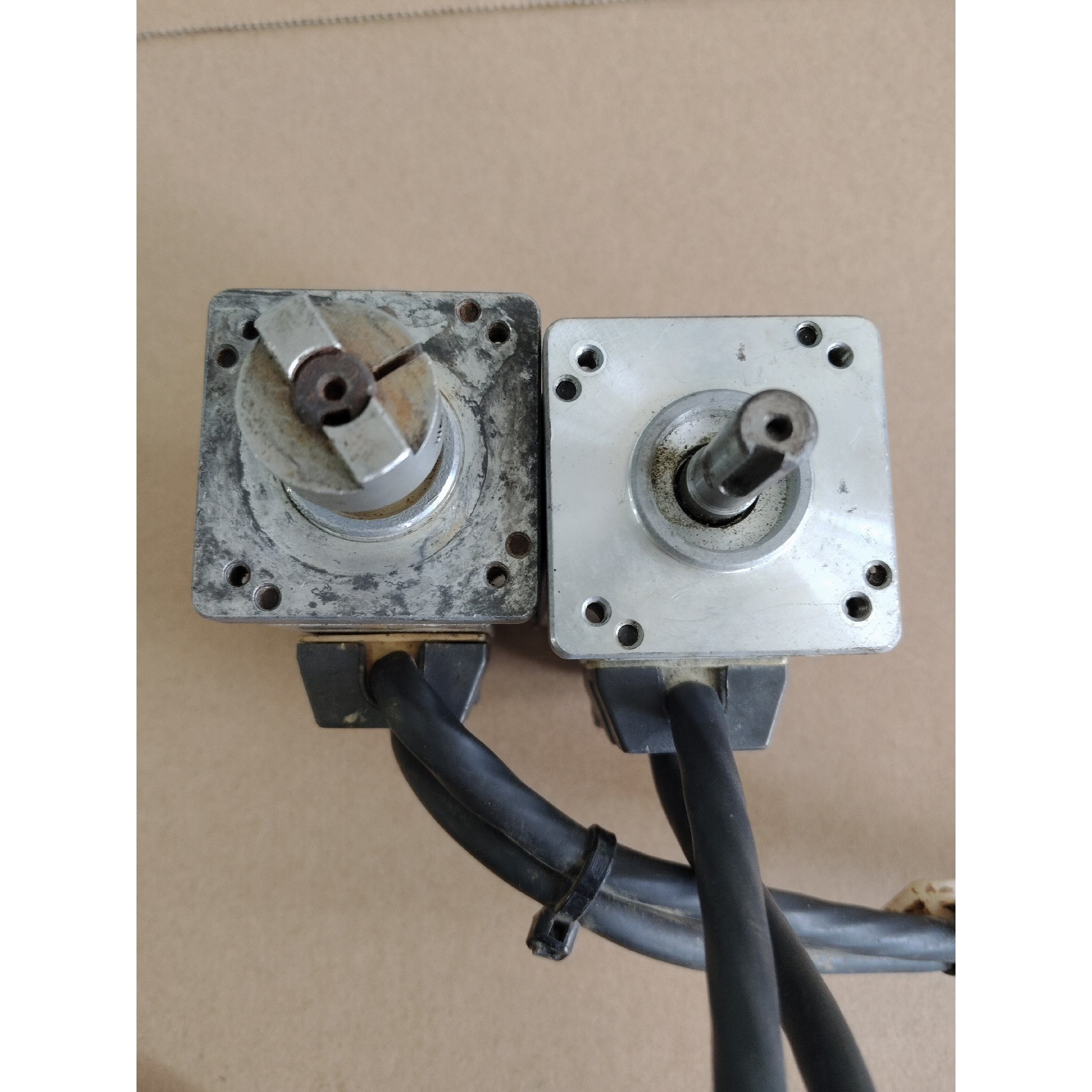 50W:MUMS5AZA1E0S,现货2台,300元/台