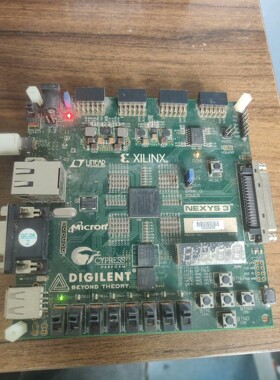 出一块Digilent Nexys 3 FPGA开发板,搭载
