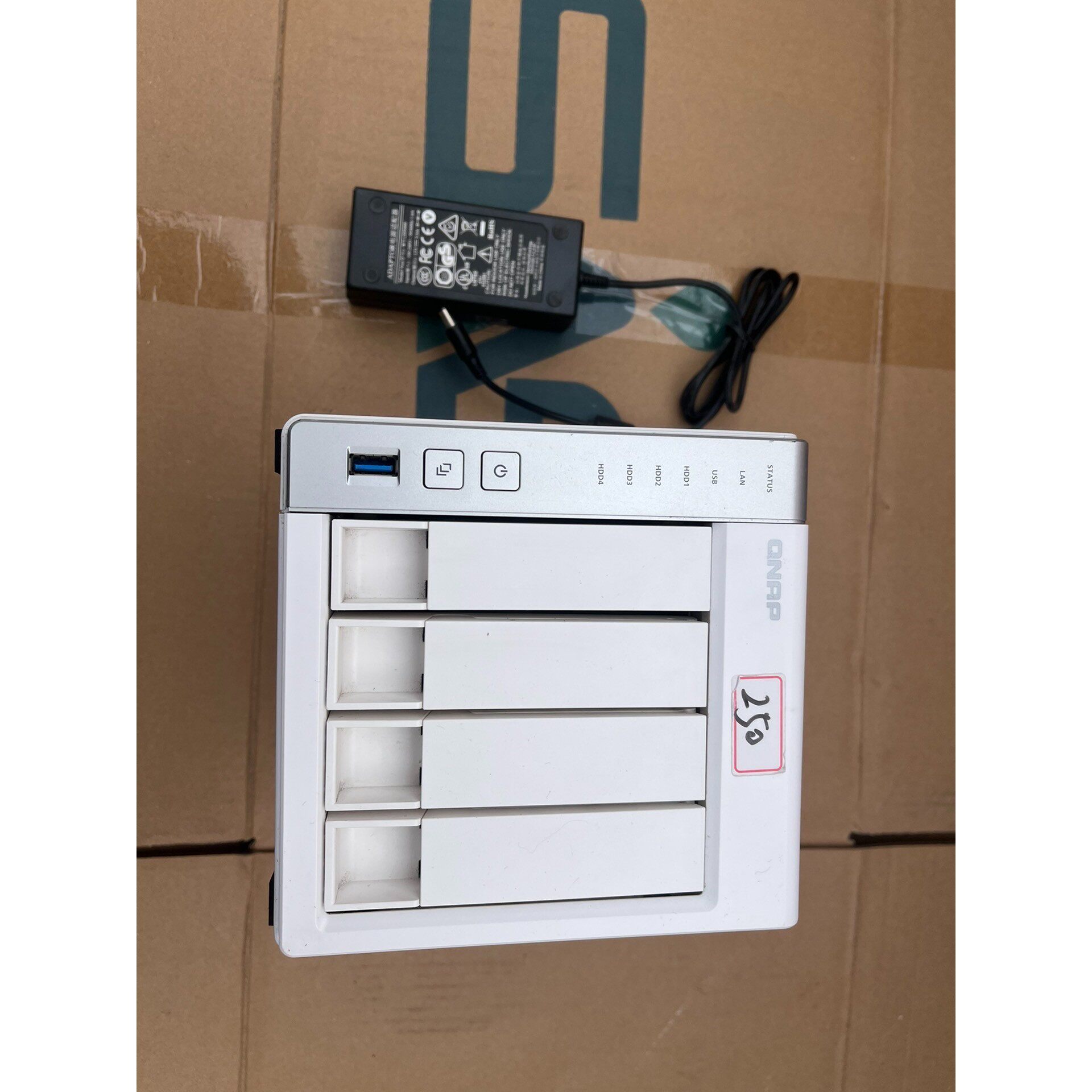 威联通TS-431+功能正常性能稳定,机器外观成色如图所示实