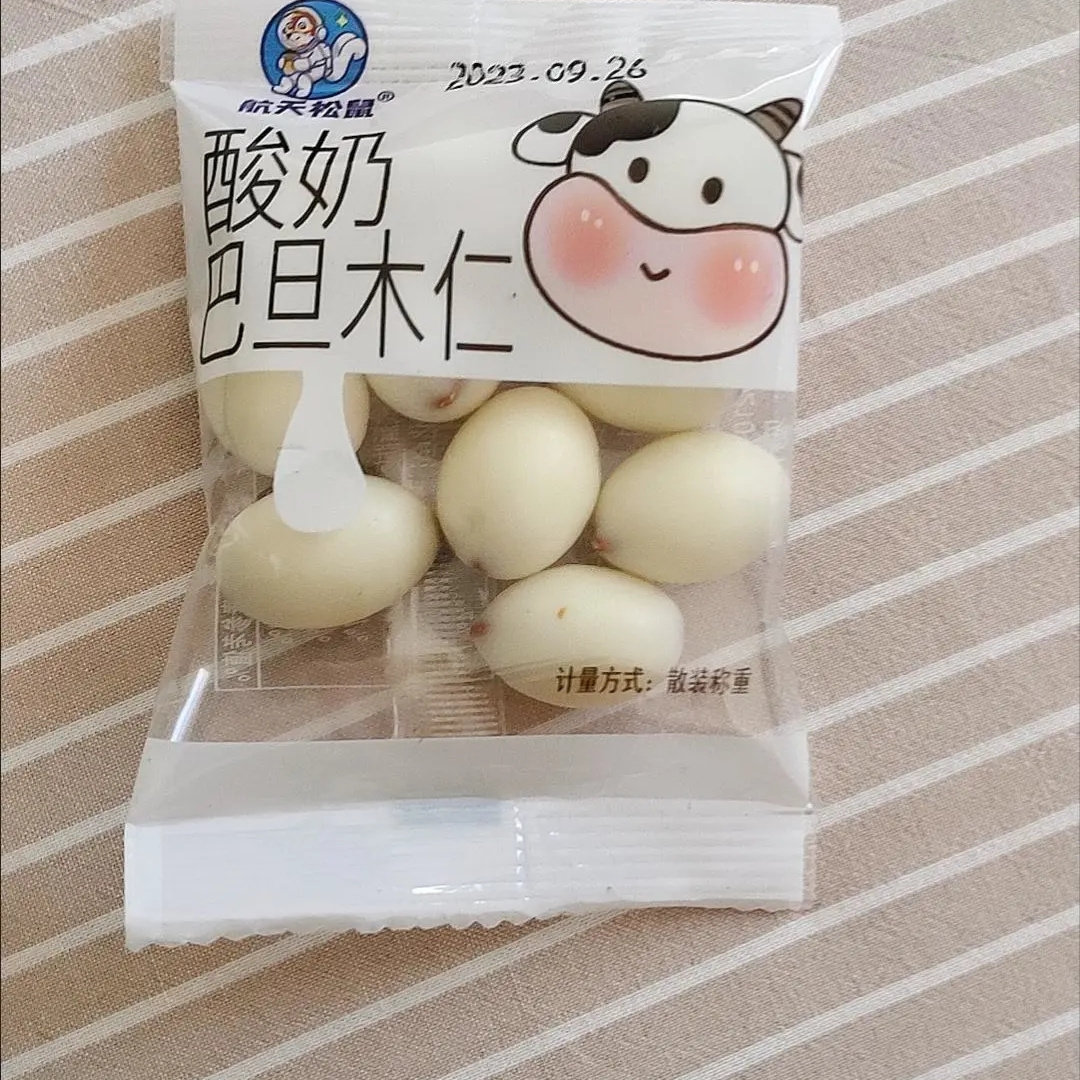 新疆特产酸奶巴旦木仁新品巧克力夹心儿童零食扁桃仁坚果网红奶豆