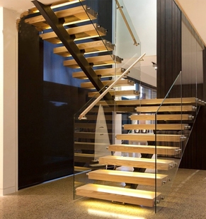 武汉市阁楼复式楼loft推荐钢木整梯楼梯外侧玻璃扶手原木实木踏步